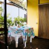 Terrazza con tavolo e sedie bianche.