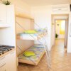 Cucina con letto a castello e decorazioni gialle.