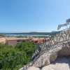 Vista mare con sculture e terrazza panoramica.