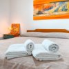 Camera da letto con letto matrimoniale e asciugamani piegati.
