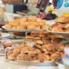 Vassoi di dolci e croissant su un tavolo.