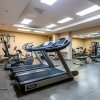 Palestra con tapis roulant e attrezzi vari.