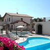 Casa con piscina e fiori rosa.