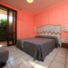 Stanza da letto con pareti arancioni e letto matrimoniale.