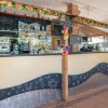 Interno di un bar decorato con fiori e disegni.