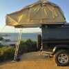 Tenda su fuoristrada vicino al mare.