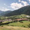 Panorami di campi verdi e montagne.