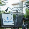 Bicicletta con cestino e cartello 