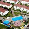 Complesso residenziale con piscine e giardini visto dall'alto.