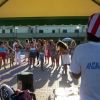 Un gruppo di persone partecipa a un'attività di animazione sotto un gazebo.
