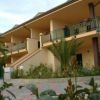 Edificio con balconi e giardino curato.