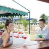Due persone sedute a un bar all'aperto, con cocktail.