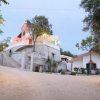 Villa su una collina con illuminazione serale.