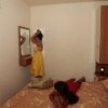 Due persone in una stanza, una al letto, l'altra allo specchio.