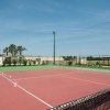 Campo da tennis all'aperto con rete montata.