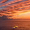 Tramonto con nuvole colorate sopra il mare.
