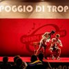 Esibizione teatrale su un palco rosso.