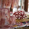 Vassoio di antipasti con affettati e formaggi.