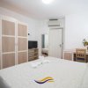 Camera da letto con armadio, TV e scrivania.