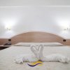 Letto matrimoniale con asciugamani a forma di cigni.