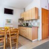 Cucina tradizionale con tavolo e sedie in legno.