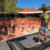 Attività all'aperto, istruttore guida bambini in esercizi.