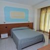 Camera con letto matrimoniale e tende verdi.