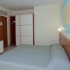 Camera con letto singolo, armadio e TV.