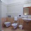 Bagno con sanitari e specchio.