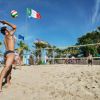 Partita di beach volley con bandiere.