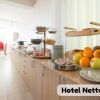 Buffet di colazione con frutta e cereali all'Hotel Nettuno.