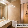 Bagno moderno con doccia in marmo chiaro.