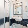 Bagno moderno con doccia e lavabo.