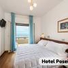 Camera con letto matrimoniale e vista mare.