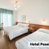 Camera d'hotel con due letti singoli.