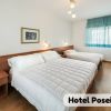 Camera d'hotel con letto matrimoniale e letto singolo.