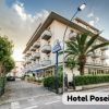 Esterno dell'Hotel Poseidon con balconi.