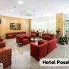Lobby con divani rossi e tavolini bassi.
