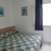 Camera con letto matrimoniale e tende blu.