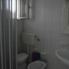 Bagno con doccia, finestra aperta e sanitari.