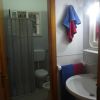 Bagno con lavandino e asciugamani colorati.