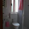 Bagno con doccia e asciugamani rosa.