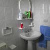 Lavabo con specchio e asciugamano blu.