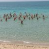 Persone in mare che fanno esercizi di gruppo.