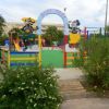 Un parco giochi per bambini, con entrata decorata da personaggi animati.