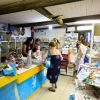 Interno di un negozio con persone al bancone.