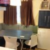 Sala da pranzo con tavolo, sedie e divano angolare.