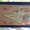 Mappa di un campeggio con sentieri e aree illustrate.