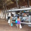 Furgone alimentare in pineta con clienti.