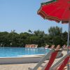 Lettini e ombrelloni arancioni a bordo piscina.
